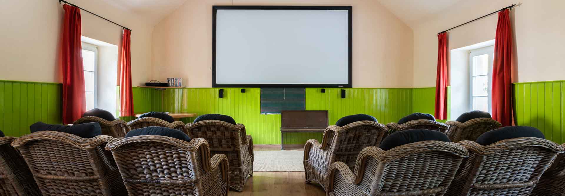 bioscoop met groot scherm en luie stoelen